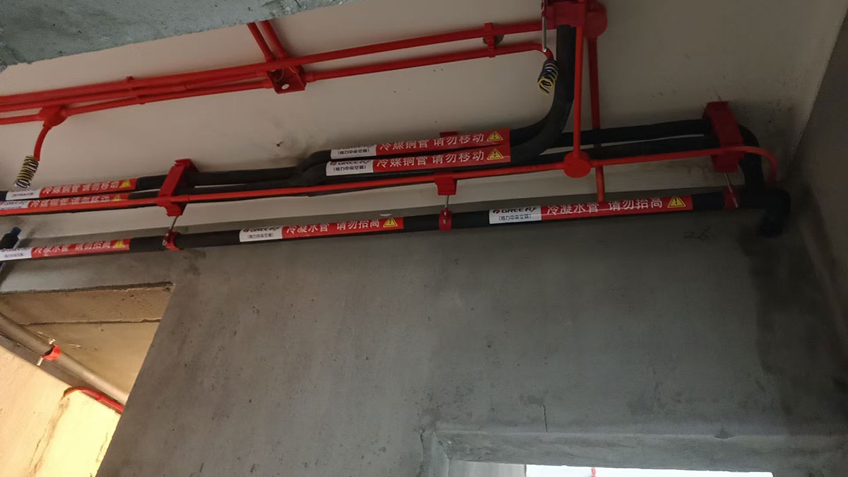 成都中央空调精工安装｜成都博宸机电：内机吊装·冷媒铜管保温·冷凝水管排布·支吊架固定